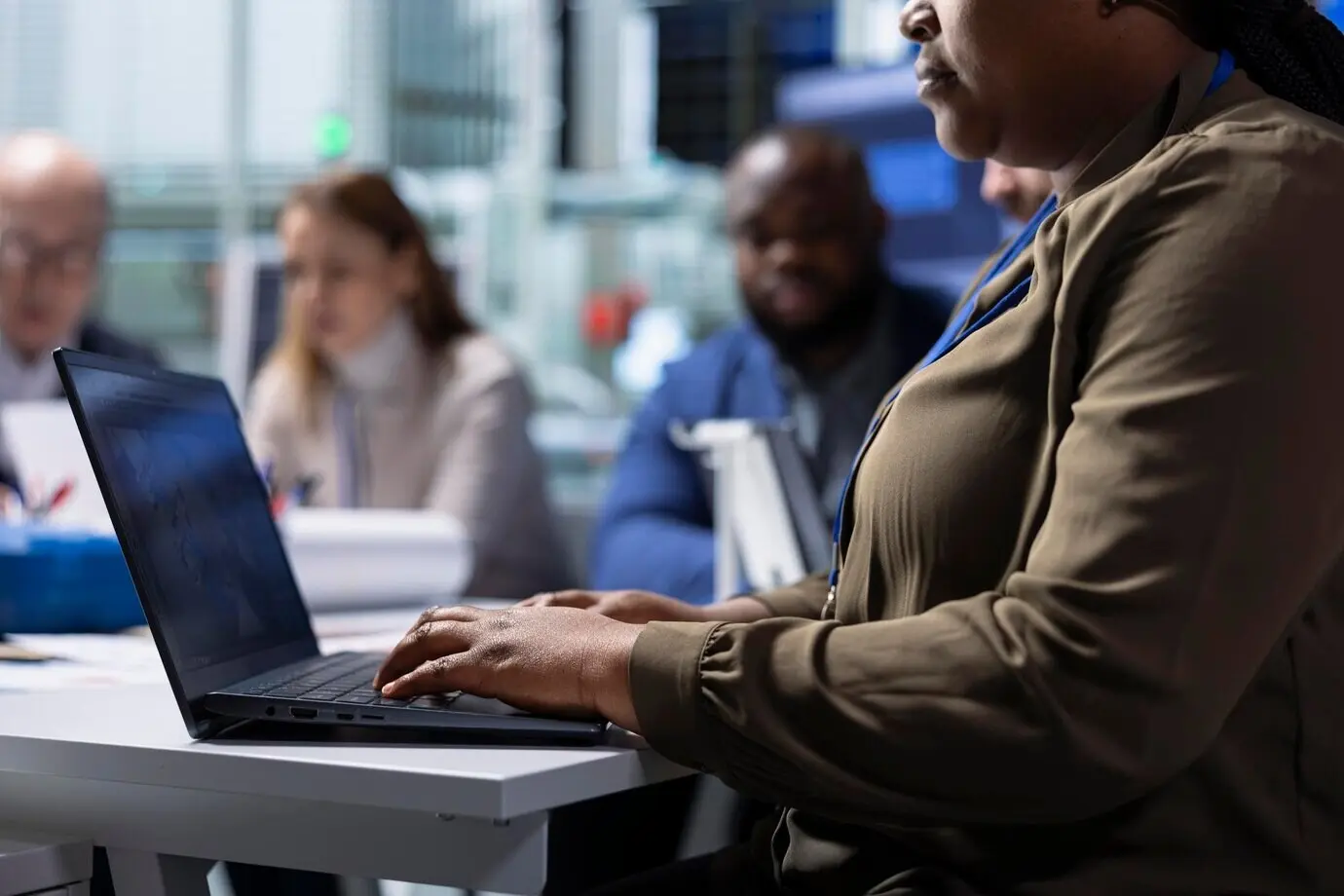 Заводской эксперт работает над производственными инновациями, используя ноутбук, крупным планом.