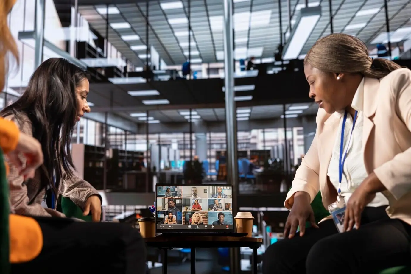 Разнообразная группа деловых женщин участвует в удалённом конференц-звонке.