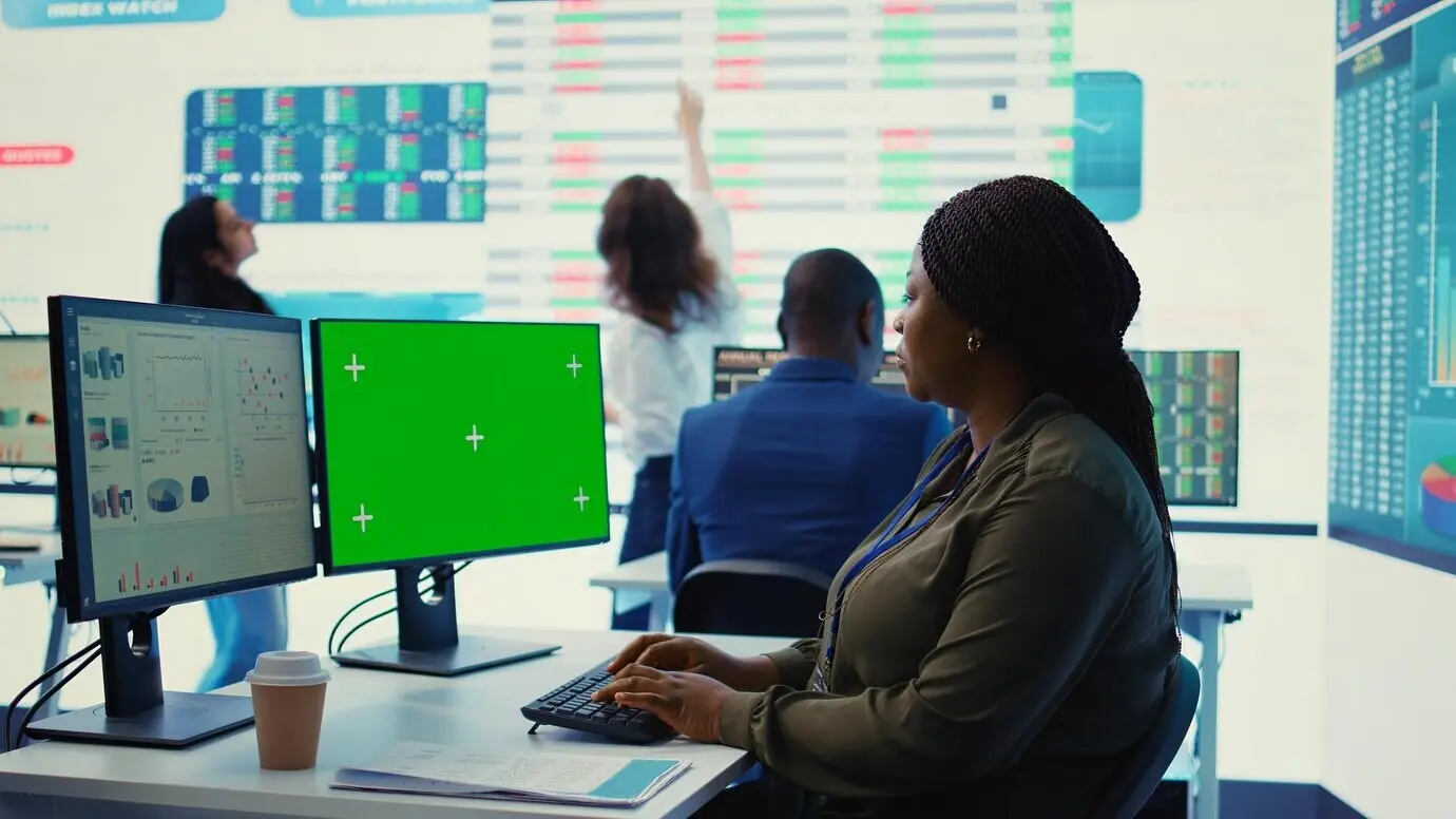 Бизнес-аналитик изучает ежемесячные результаты и показатели эффективности в режиме онлайн.