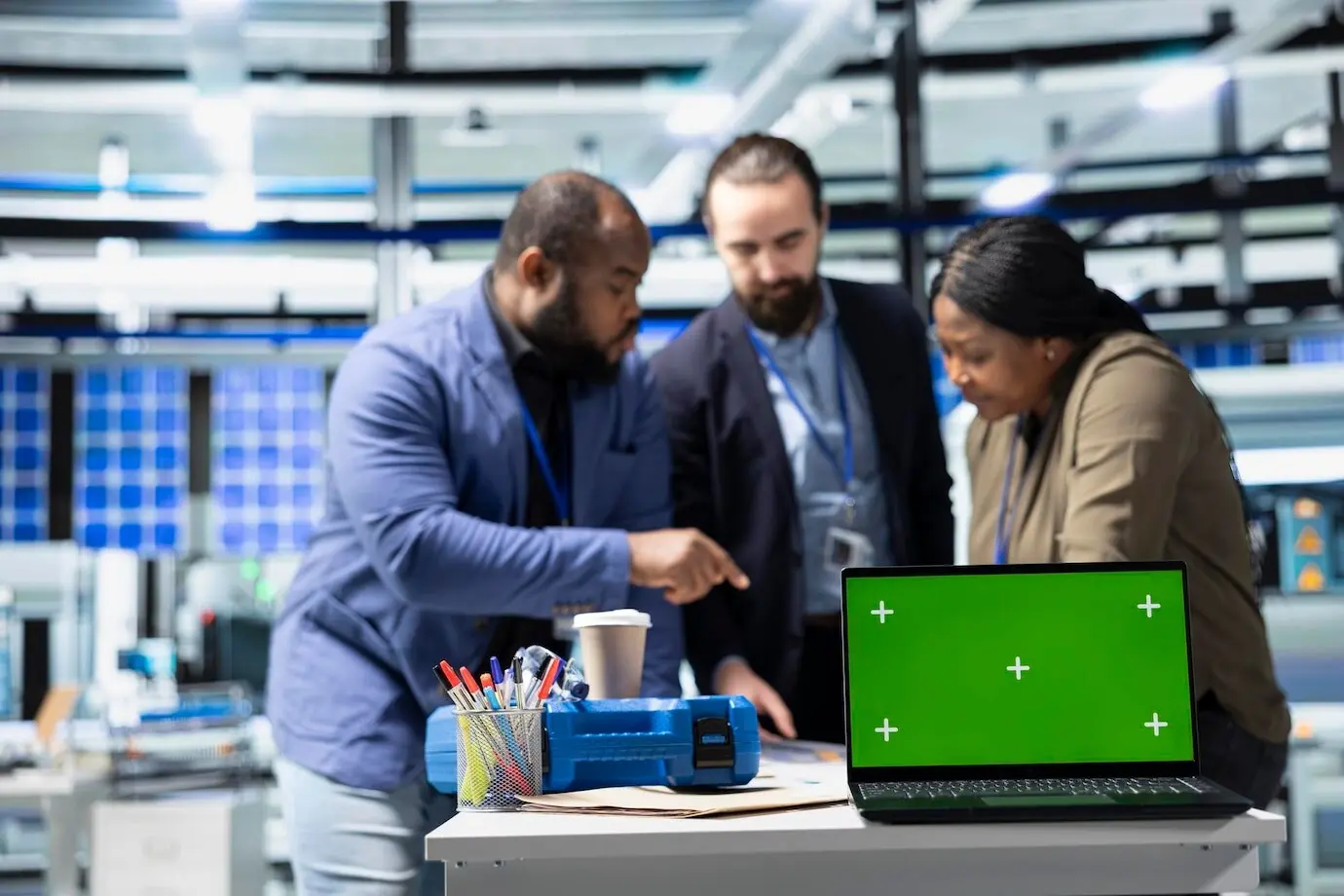 Коллеги на солнечной электростанции проводят мозговой штурм решений с демонстрацией макета.