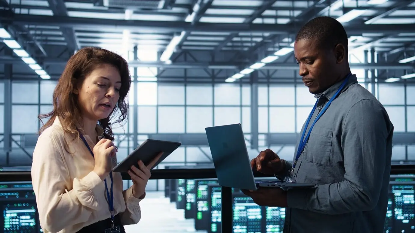 Системные администраторы, использующие ноутбук в дата-центре.