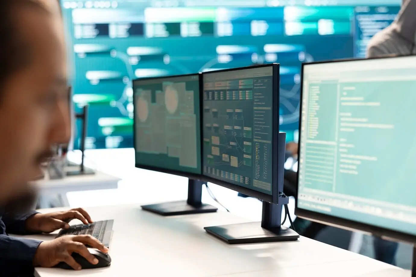 Хакер на государственной службе, расследующий киберинциденты и следящий за безопасностью.