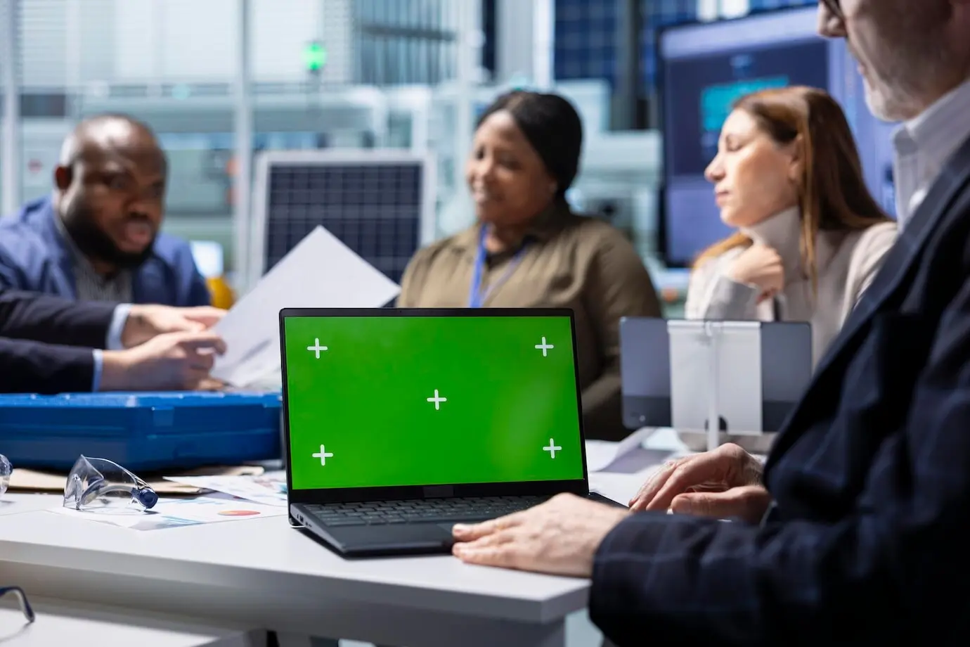 Инвесторы завода изучают документацию на макетном ноутбуке.