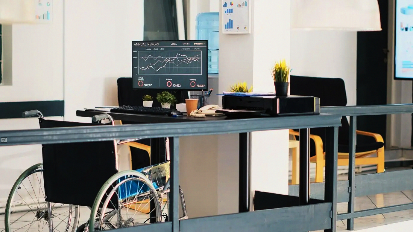 Muro de notas adhesivas priorizando riesgos en consultoría B2B y eficiencia operativa